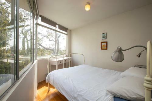 Apartamento Sunlit Studio In The Trees, Walk To The Beach
