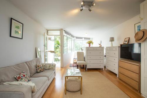 Apartamento Sunlit Studio In The Trees, Walk To The Beach
