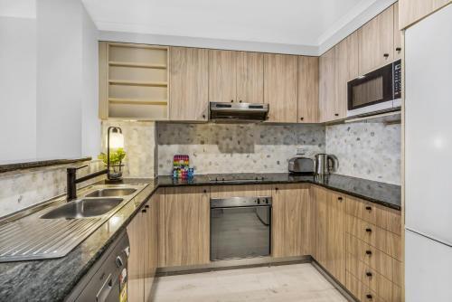 Luxurious Harbour View Apartment Steps From City
