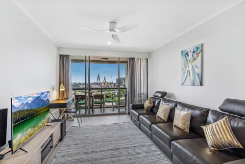 Luxurious Harbour View Apartment Steps From City