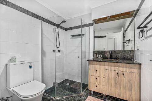 Luxurious Harbour View Apartment Steps From City