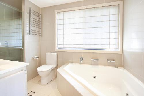 Spacious Family Entertainer Minutes From Manly Beach