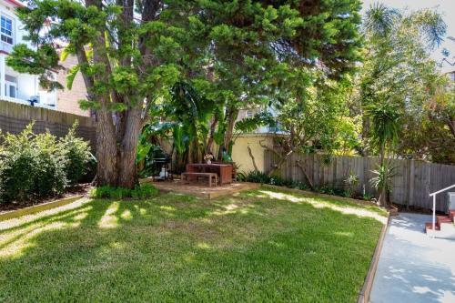 Garden Style Apartment - Prime Location