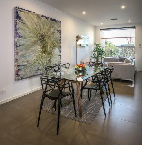Luxe - Park Views, Wine, Wifi, Netflix, Garage, Pets Ok!