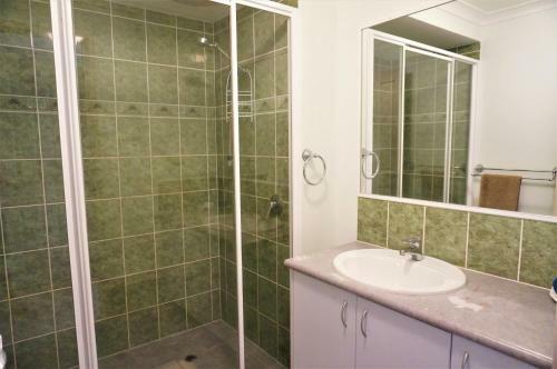 Ningaloo Breeze Villa 3 - 3 Bedroom Fully Self-contained Holiday Accommodation