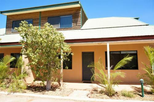 Ningaloo Breeze Villa 3 - 3 Bedroom Fully Self-contained Holiday Accommodation