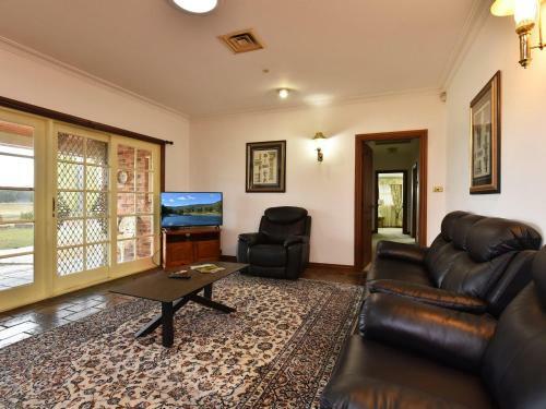 Wine Country Homestead 4-6br House
