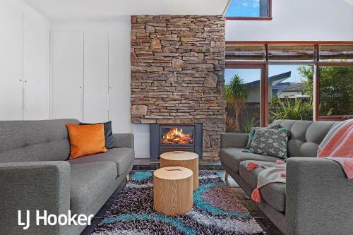 Wanda Waterview - Tranquil Treetop Surrounds