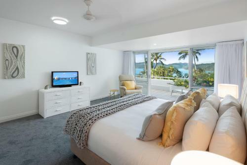 Bella Azure Two Bedroom Two Bathroom Spacious Ocean-view Apartment With Golf Buggy