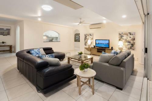 Bella Azure Two Bedroom Two Bathroom Spacious Ocean-view Apartment With Golf Buggy