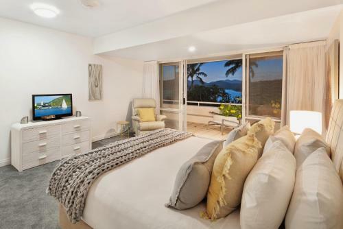 Bella Azure Two Bedroom Two Bathroom Spacious Ocean-view Apartment With Golf Buggy