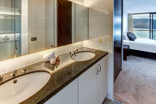 Waves 5 Luxury 3 Bedroom Breathtaking Ocean Views Central Location
