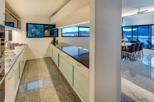 Waves 5 Luxury 3 Bedroom Breathtaking Ocean Views Central Location