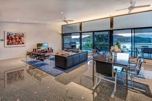 Waves 3 Luxury 3 Bedroom Endless Ocean Views Central Location + Buggy