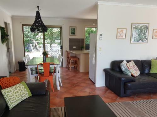 13 Coora Court - Sleeps 6, Pool, Air Con, Pets