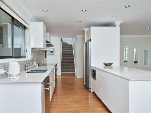 Beach House' 8 Mistral Close - Large House With Aircon