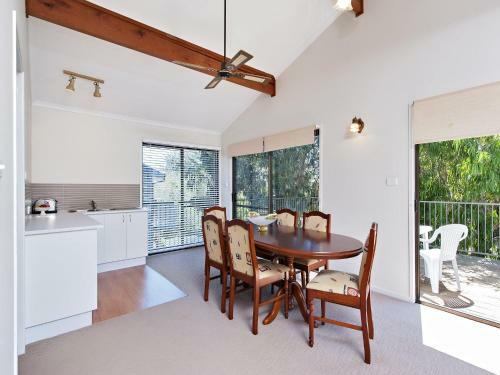 Beach House' 8 Mistral Close - Large House With Aircon