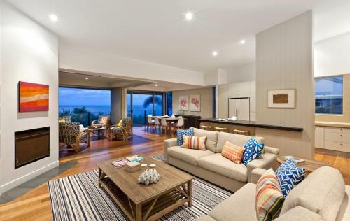 Spacious With Surf Views, Sunshine Beach