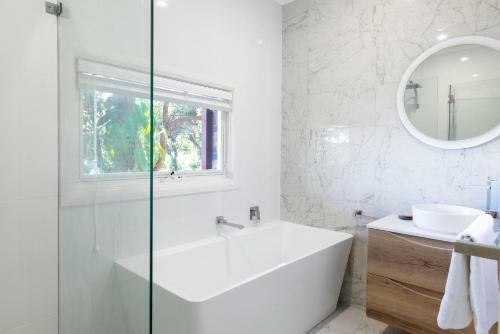 Stylish Renovated Home - Ocean Views - Fireplace