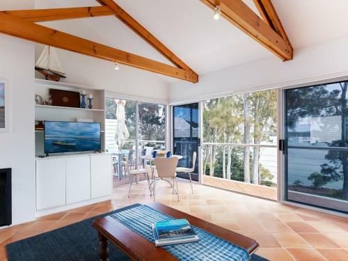 Unit 1 44 Danalene Pde Fantastic Waterfront Property With Air Con