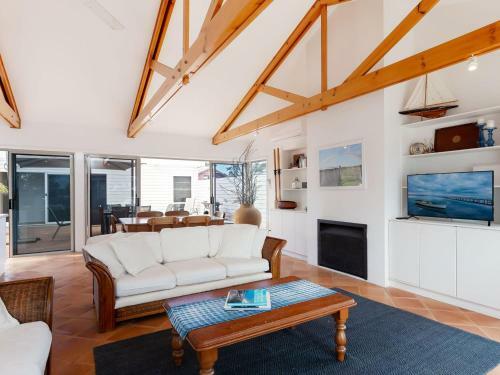 Unit 1 44 Danalene Pde Fantastic Waterfront Property With Air Con