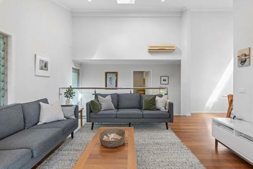 4 Bedroom Coastal House// Moments From Beach
