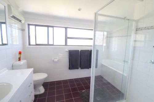 Ocean Breeze At Caves With Studio