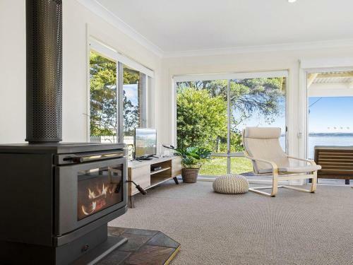 Braeside - Waterfront, Fireplace