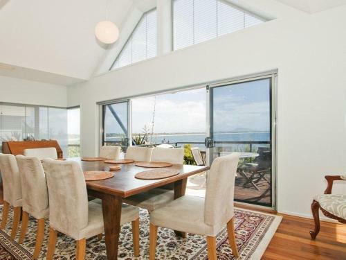 Villa Mer - Stylish Waterfront Accommodation