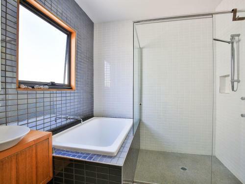 Illaroo I Absolute Waterfront With Spa