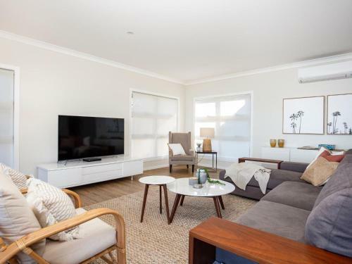 Tranquility Absolute Waterfront - Pet Friendly - 10 Mins To Hyams Beach