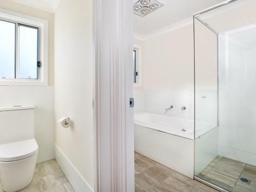 Tranquility Absolute Waterfront - Pet Friendly - 10 Mins To Hyams Beach
