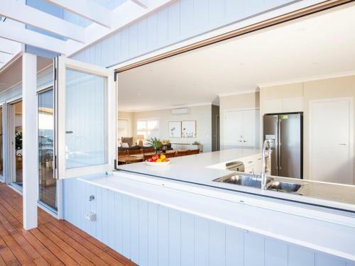 Tranquility Absolute Waterfront - Pet Friendly - 10 Mins To Hyams Beach