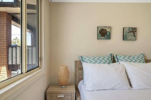 Quiet 4-bedroom House // Private Pool & Fireplace