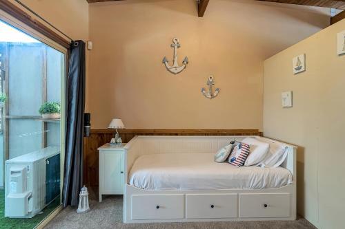 Quiet 4-bedroom House // Private Pool & Fireplace