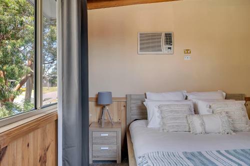 Quiet 4-bedroom House // Private Pool & Fireplace