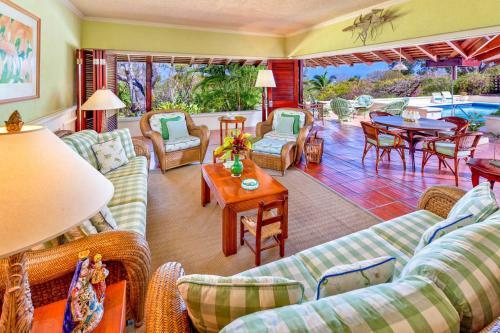 Villa In Holders Sleeps 8 With Pool And Air Con