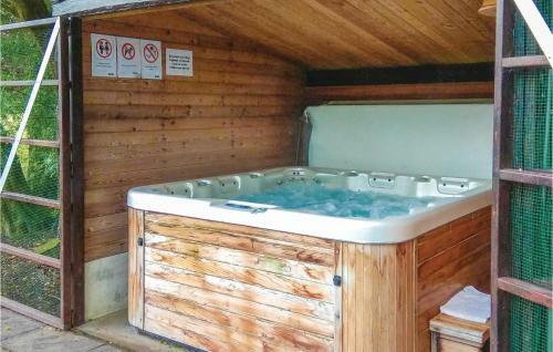 Six-bedroom Holiday Home In Lo-reninge