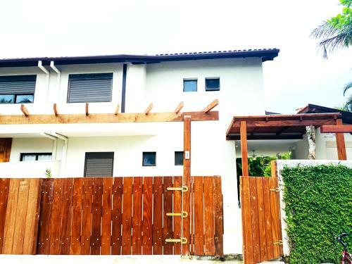 Casa Linda Com Piscina E Wi-fi, Pertinho Da Praia