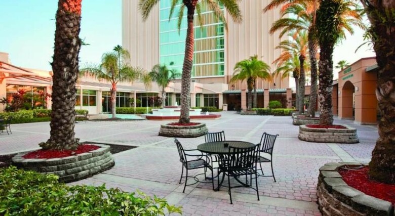 Hotel Doubletree By Hilton At The Entrance To Universal Orlando