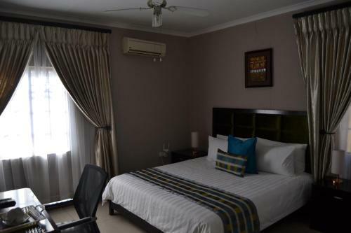Triple Palms Bed And Breakfast