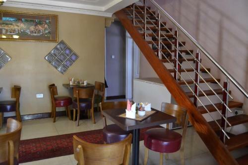 Triple Palms Bed And Breakfast