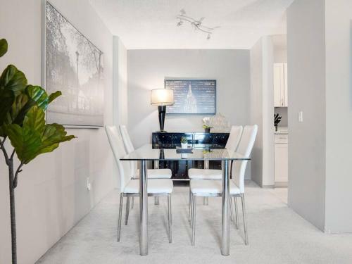 Stylish And Cozy Eau Claire 2br With Gym Coffee