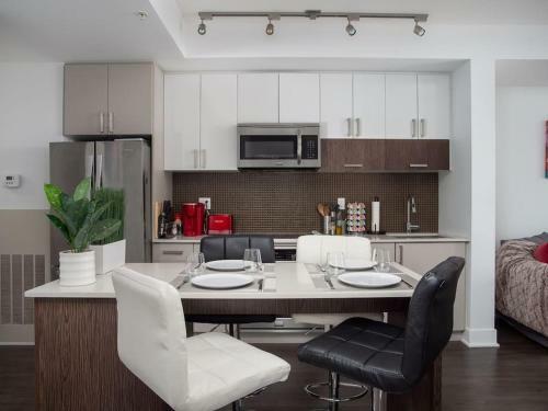 Luxury 2br Suite With Riverfront Views Pool Table Rooftop Patio Bbq Coffee