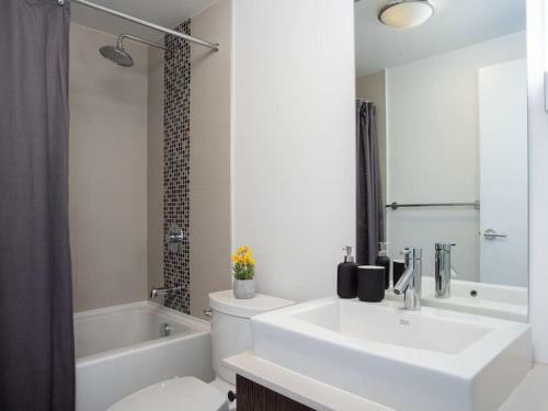 Luxury 2br Suite With Riverfront Views Pool Table Rooftop Patio Bbq Coffee