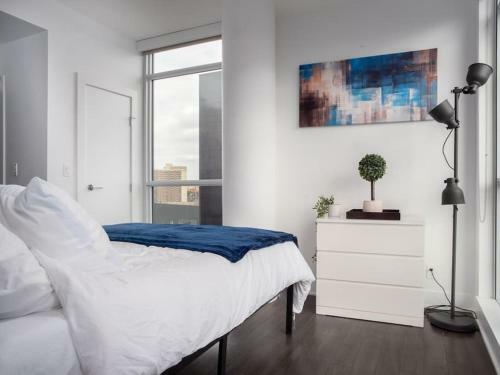 Luxury 2br Suite With Riverfront Views Pool Table Rooftop Patio Bbq Coffee