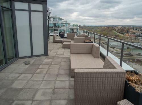 Luxury 2br Suite With Riverfront Views Pool Table Rooftop Patio Bbq Coffee