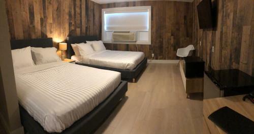 Camrose Le Chateau Hotel