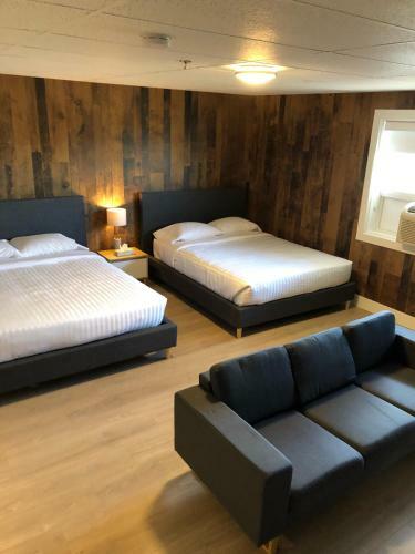 Camrose Le Chateau Hotel