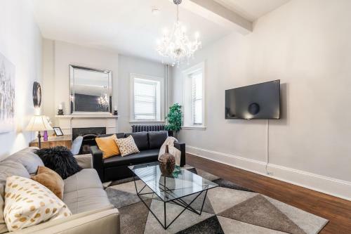 Upscale 1br - Boutique Apartment - Prime Downtown Location!